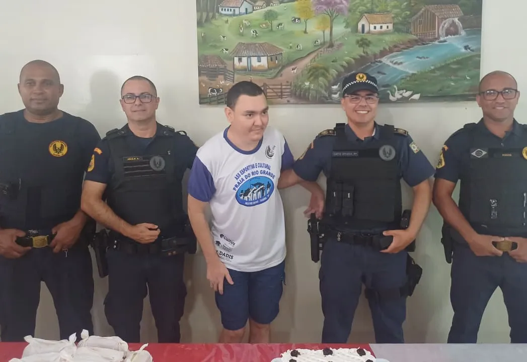 GCM de Guaíra faz surpresa especial no aniversário de 36 anos de fã