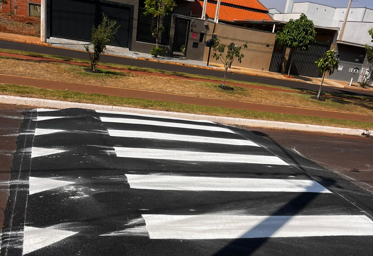 Faixa elevada recebe sinalização viária no bairro Antônio Manoel em Guaíra (SP)