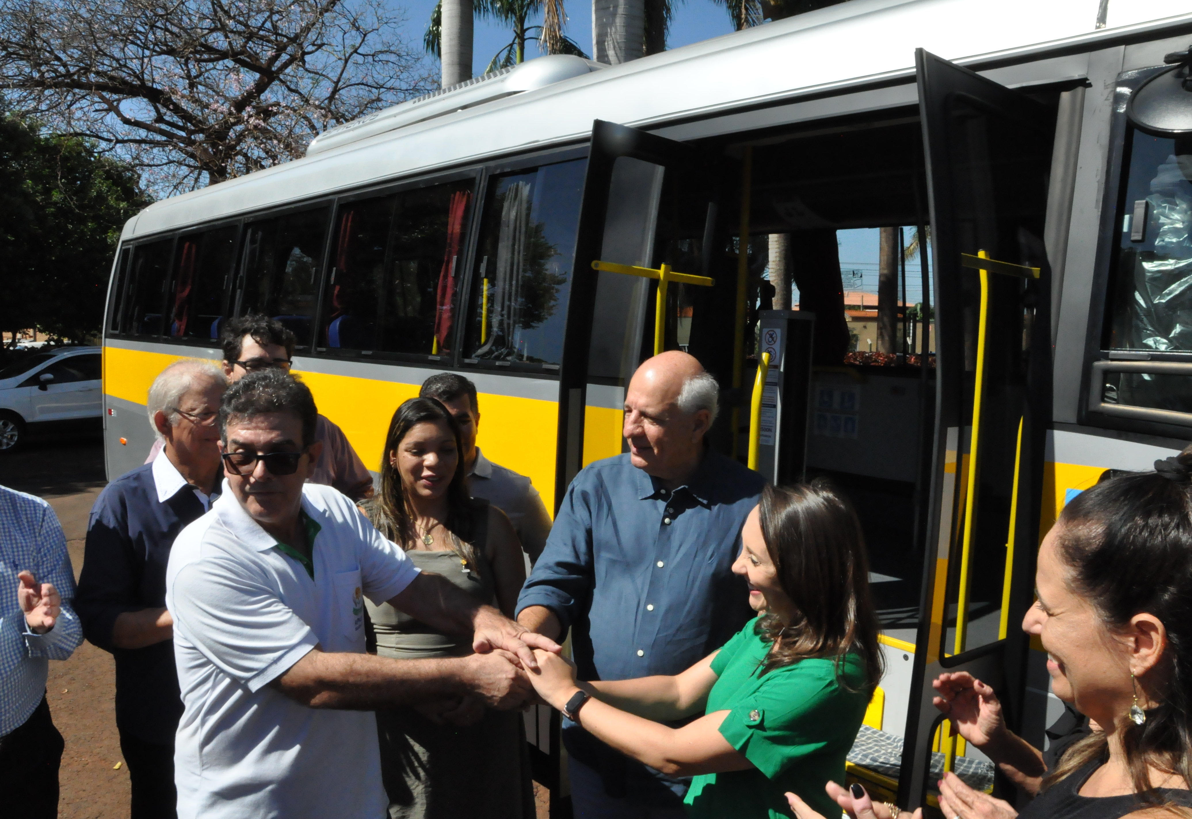 Prefeitura entrega novo ônibus para APAE