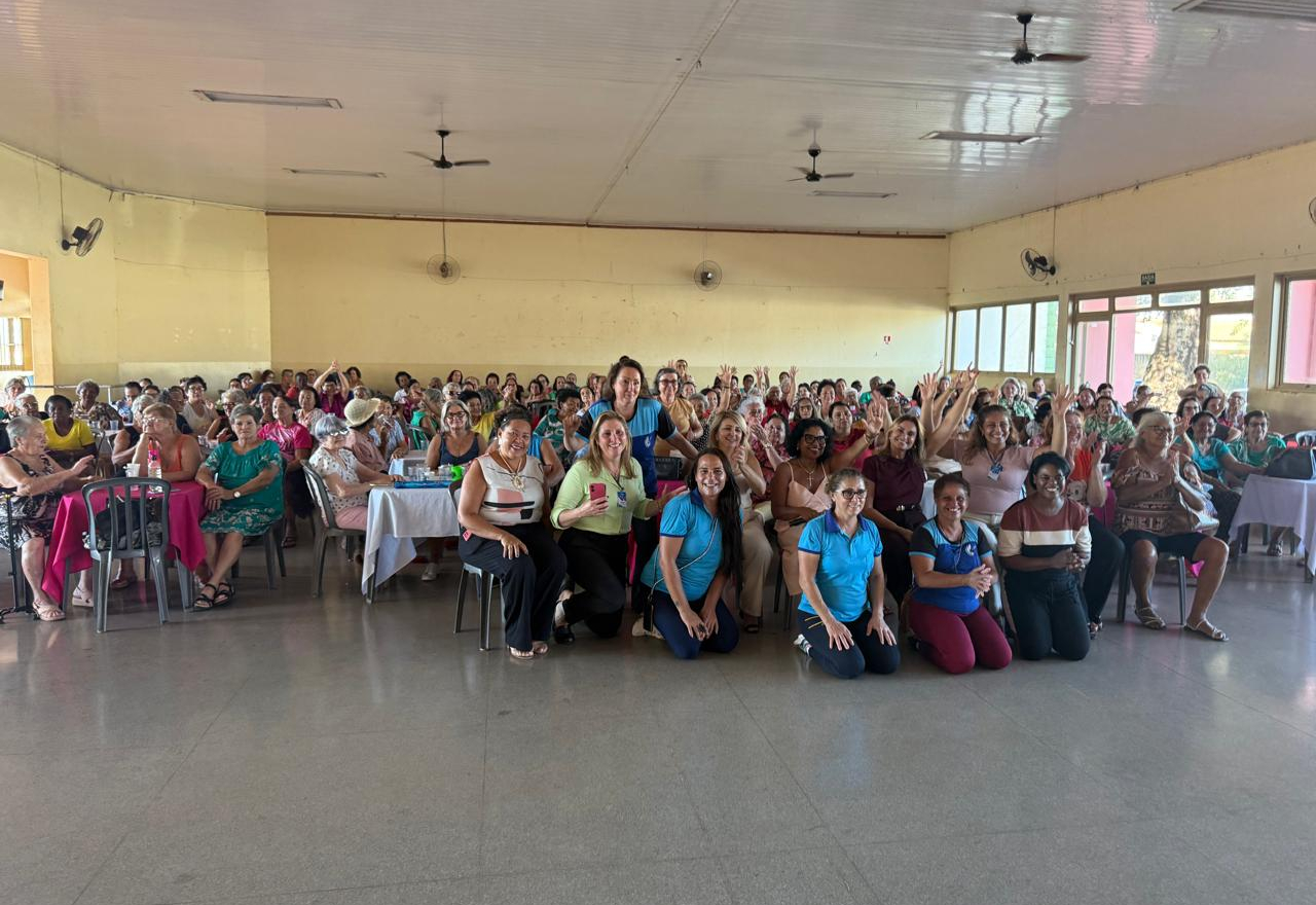 Festiva da melhor idade celebra o Dia das Mães com muita alegria